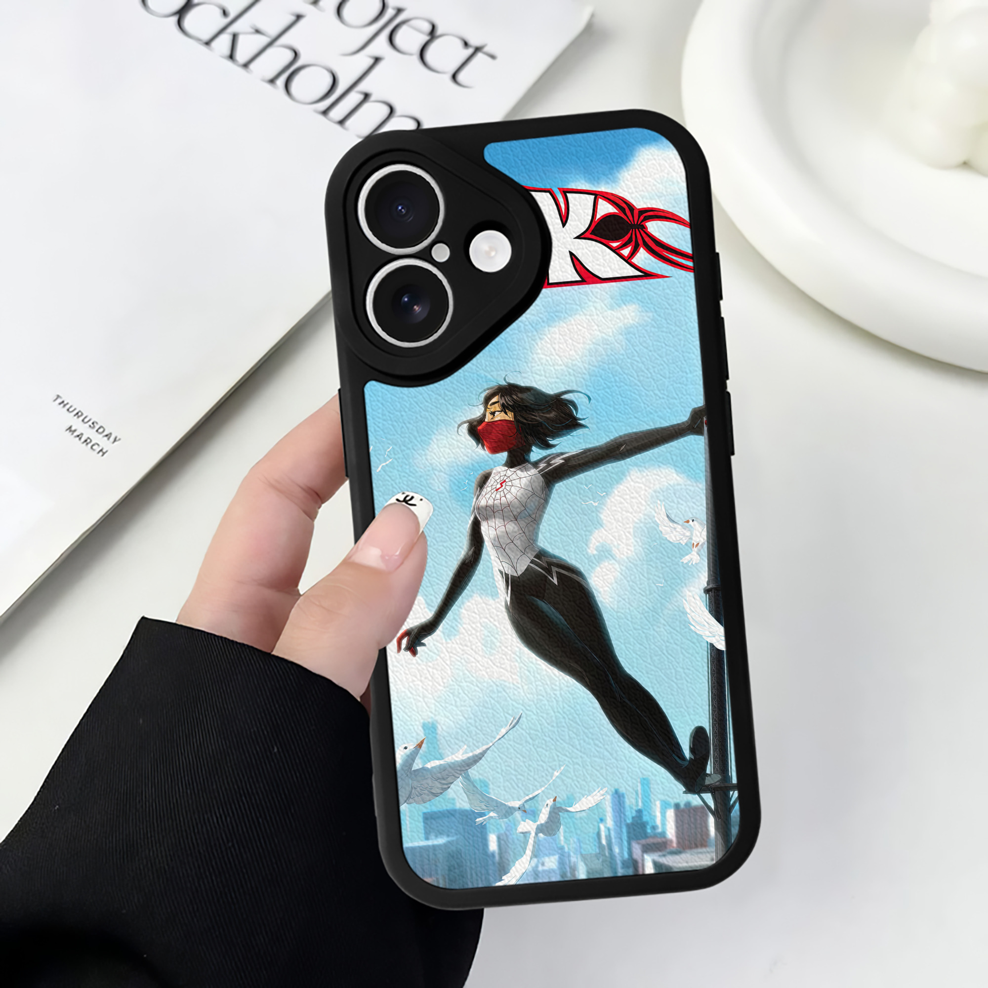 （画像用） Spider Man スパイダーマン 【iPhone 16シリーズ対応】シリコンスマホケース（レザー調） 材質：シリコン